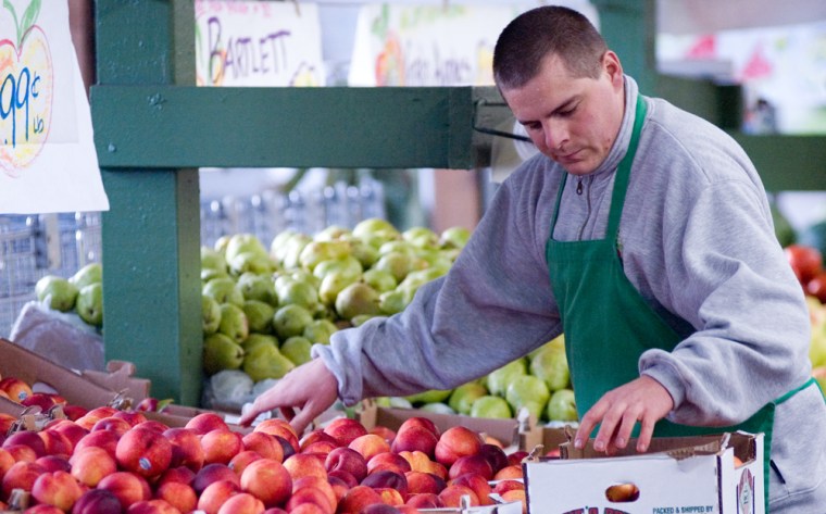 Dale Brennan works at the Yakima Fruit Stand in Bothell, Washington on Saturday, Sept. 22, 2007.