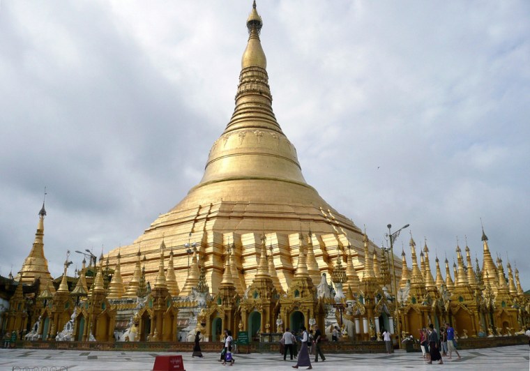 Worshippers visit Shadagon Pagoda in dow