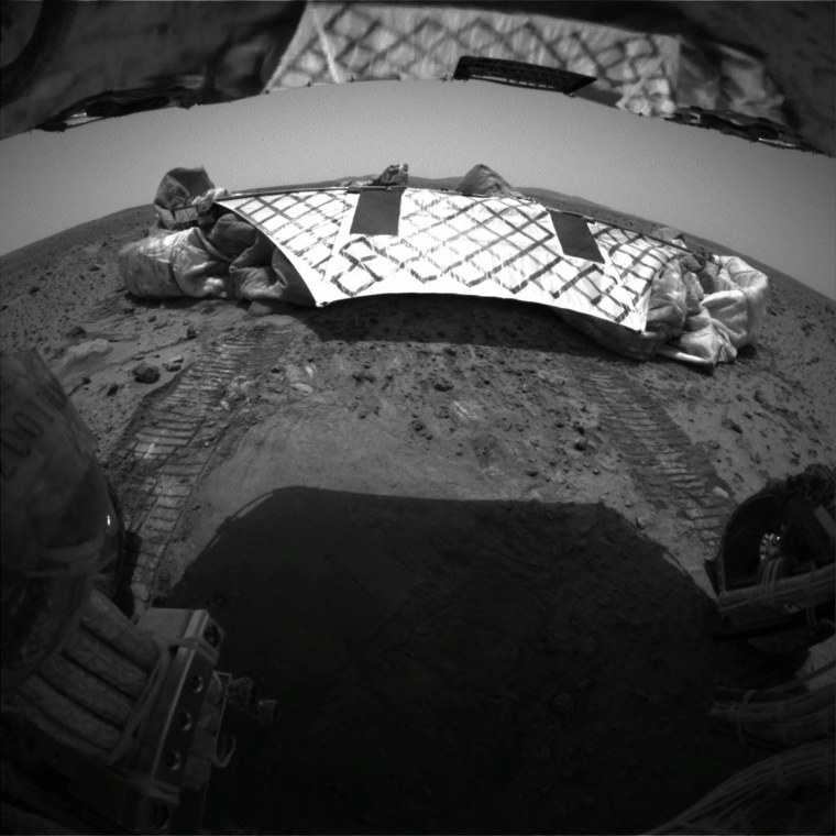 MARS EXPLORATION ROVER SPIRIT MAKES ITS FIRST EXCURSION ON MARS