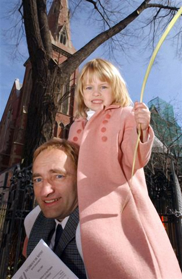 ** ARCHIV ** Ein undatiertes, vom FBI zur Verfuegung gestelltes Bild zeigt Clark Rockefeller mit seiner Tochter Reigh Boss auf der Schulter. Der als 'falscher Rockefeller' verhaftete Hochstapler, der in den USA wegen Verdachts auf Entfuehrung seiner Tochter im Gefaengnis sitzt und moeglicherweise in einen Doppelmord verwickelt ist, wurde von der Polizei als der Deutsche Christian G. identifiziert. Er wird in Kalifornien seit ueber 20 Jahren im Zusammenhang mit dem Verschwinden eines amerikanischen Ehepaars gesucht. Er habe bis 1985 in einem Haus der beiden gewohnt, erklaerte die Polizei in Los Angeles am Montag, 11. Aug. 2008. (AP Photo/FBI) **NO SALES** --- ** FILE ** In this undated photo provided by the FBI, Clark Rockefeller carries his daughter Reigh on his shoulders. Authorities say Rockefeller, who is going through a bitter divorce with his wife Sandra Boss, snatched 7-year-old Reigh in Boston on Sunday, July 27, 2008 and may be trying to flee on a yacht from Long Island. (AP Photo/FBI) **NO SALES**