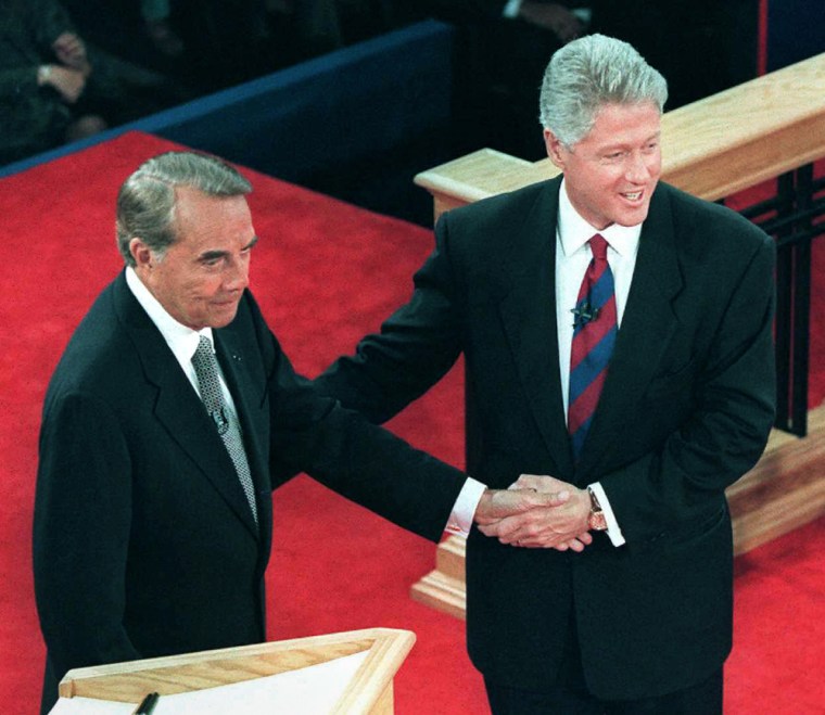 US President Bill Clinton (R) shakes hands with Re