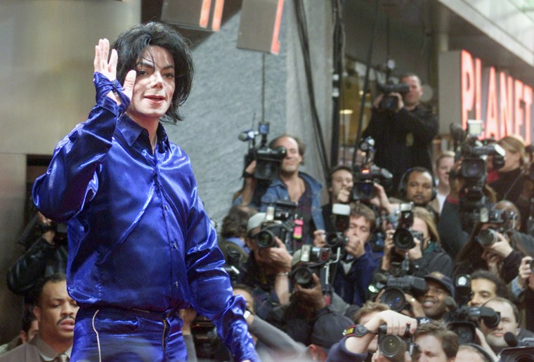 MICHAEL JACKSON IS PHOTOGRAPHED DURING TIMES SQUARE APPEARANCE