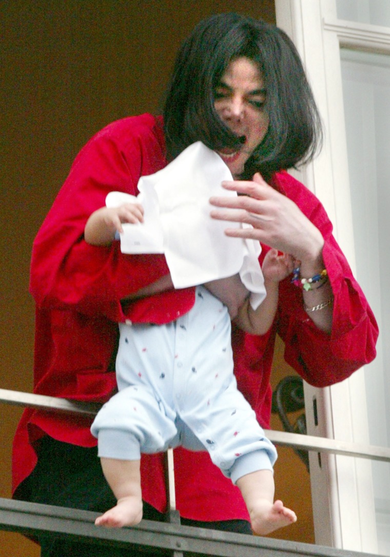 MICHAEL JACKSON HOLDS A CHILD IN BERLIN