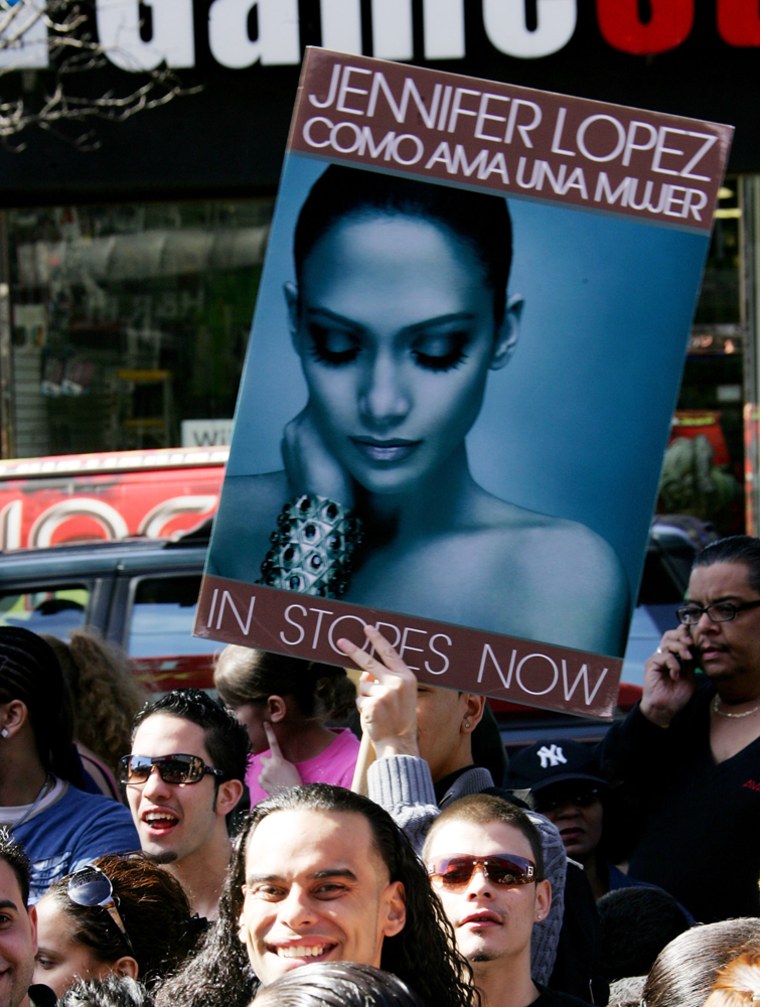 Jennifer Lopez Signs \"Como Ama Una Mujer\" At F.Y.E