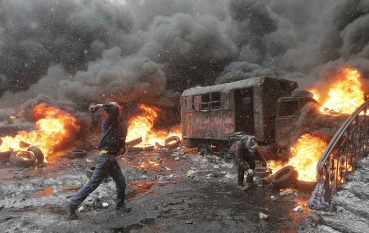 Image: Protesters throw rocks at police in central Kiev, Ukraine