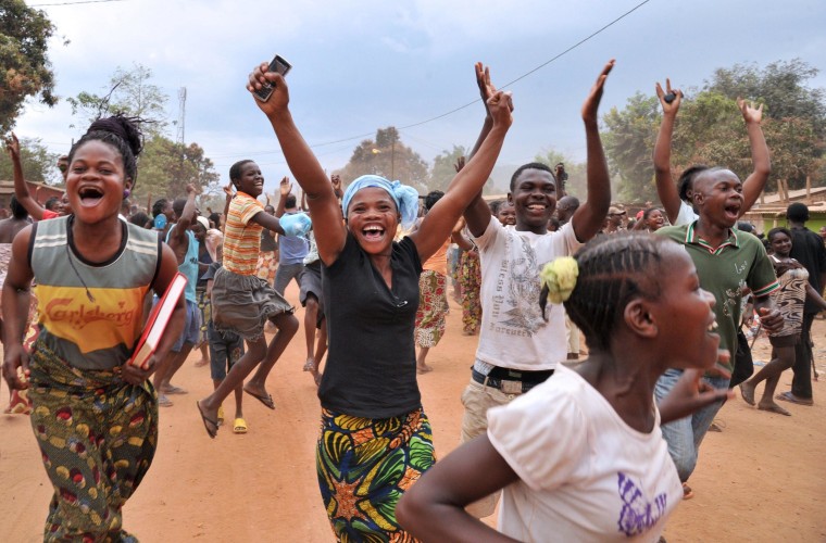 Image: Residents of Bangui celebrate after former Seleka rebels were escorted out of Kasai military camp