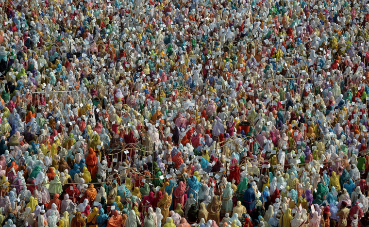 Image: Indian Bohra Muslims take part in a gathering to endorse their solidarity to their new spiritual leader Syedna Mufaddal Saifuddin in Mumbai