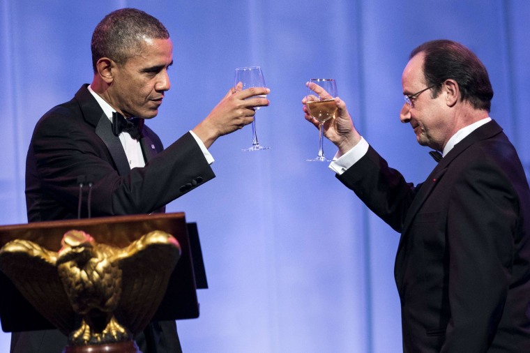 Image: US President Barack Obama (L) and French President Francois Hollande toast