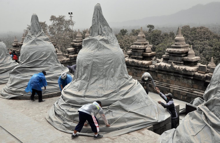 Image: Borobudur temple is covered due to volcanic ash