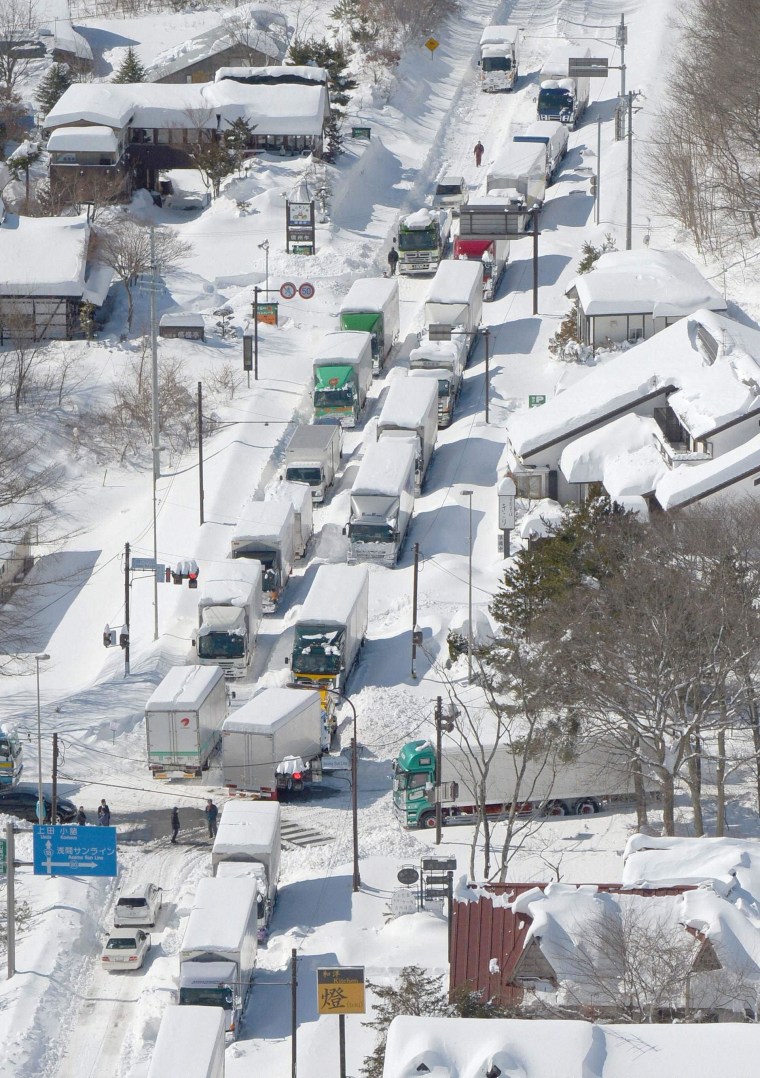 Image: Trucks and cars are stranded by heavy snow on a national road in Karuizawa