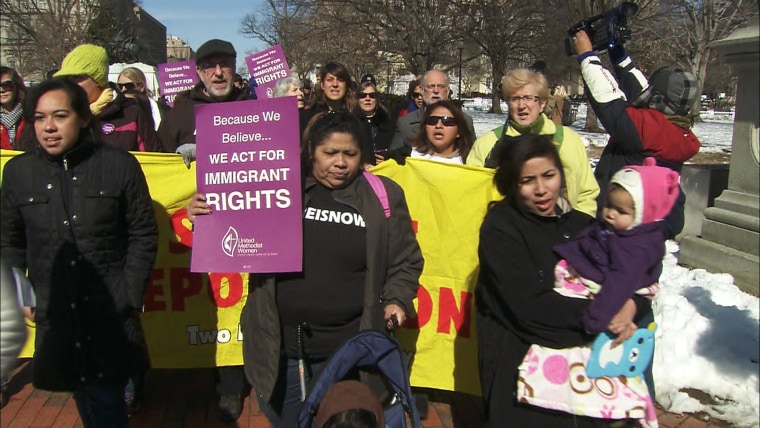 Image: People rally for immigration reform in Washington, DC