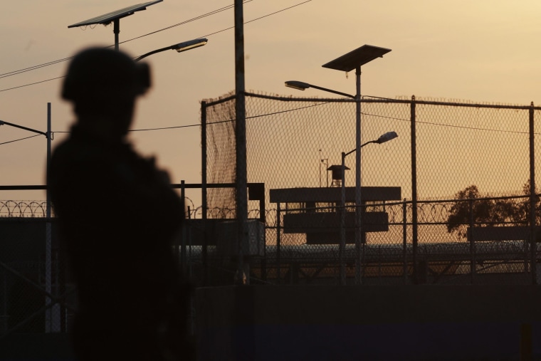 Image: A federal police officer stands guard outside the Altiplano prison in Almoloya de Juarez