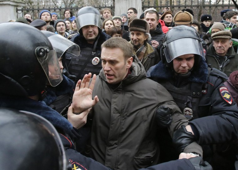 Image: Police detain opposition leader Alexei Navalny outside a courthouse in Moscow