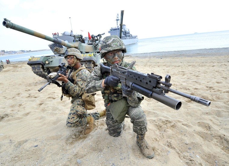 Image: South Korean marines (R) and US Marines (L) take position on a beach during a joint landing operation