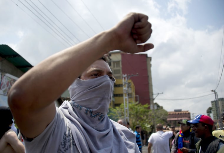 Image: Venezuelan demonstrators chant harangues against the government of Venezuelan President Nicolas Maduro
