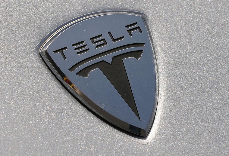 Tesla Motors plans to build a major battery factory that it says will cut battery production costs by 30 percent.