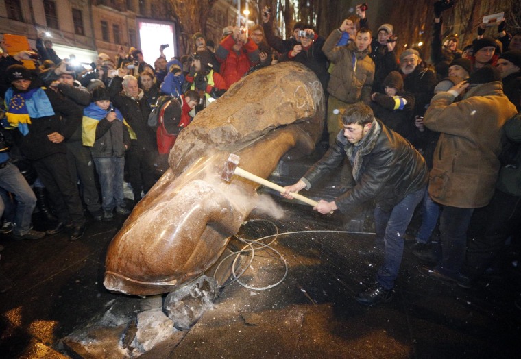 Image: Protesters topple Lenin statue in Kiev