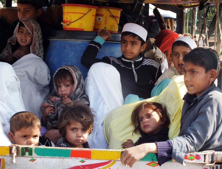 Image: Pakistanis flee military operations in North Waziristan