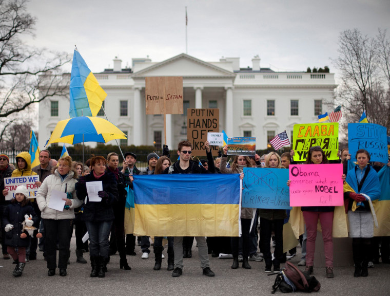 Image: Demonstrators gather outside the White House in Washington