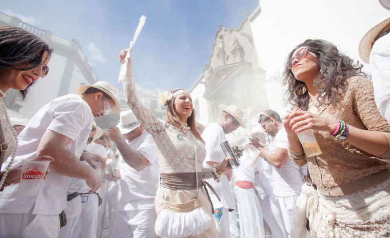 Image: People throw talcum powder