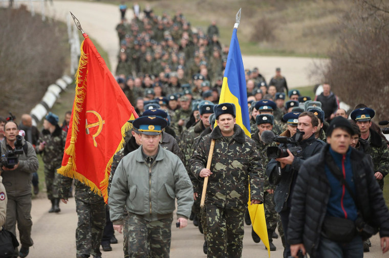 Image: Colonel Yuli Mamchor (L), commander of the Ukrainian military garrison at the Belbek air base