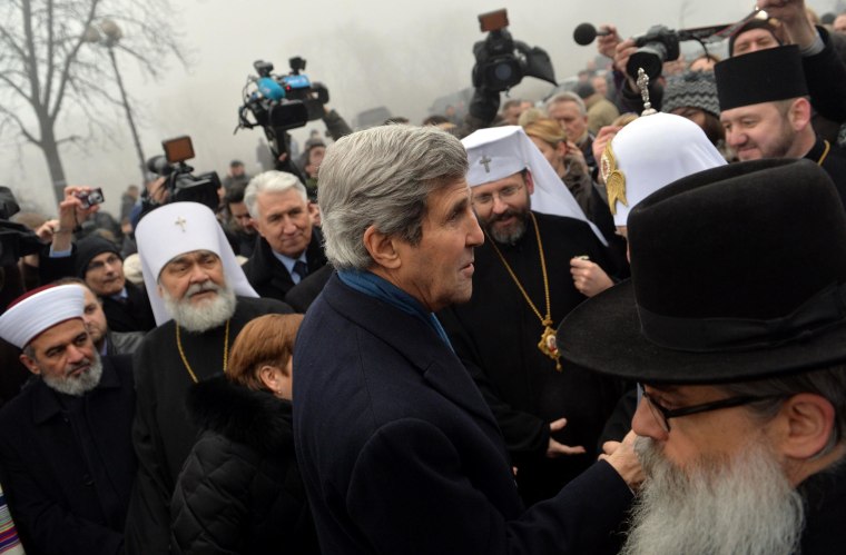 Kerry Pays Respects to Kiev Protesters 