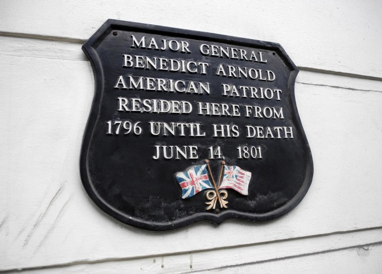 A plaque commemorating Benedict Arnold on a building in London's Marylebone neighborhood.