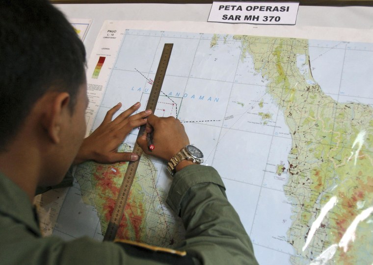 Image:An Indonesian Air Force officer draws a flight pattern