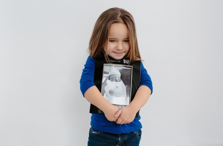 Image: Isabella Slifka, 3, holds a picture of her sister Sophia who passed away during birth. Her organs were donated by her parents.