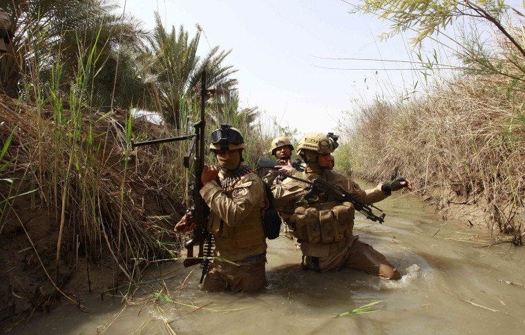 Image: Personnel from Iraqi security forces take part during clashes with the al Qaeda-linked Islamic State in Iraq and the Levant (ISIL) in Jurf al-Sakhar