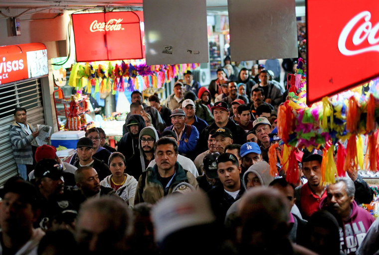 Image: Long border lines for 'commuter aliens'