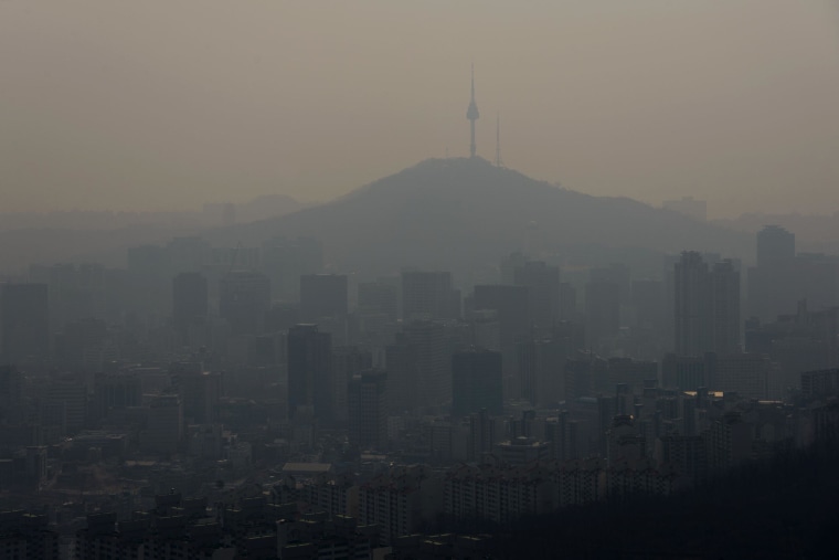 Smoggy Climbing: Haze Darkens View of Seoul