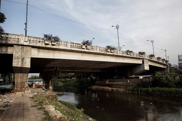 Image: The Kuningan bridge in Jakarta, under which a group of municipal workers live.