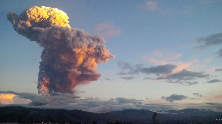 Image: Ecuador's Tungurahua volcano spews molten rocks and large clouds of gas and ashes near Banos