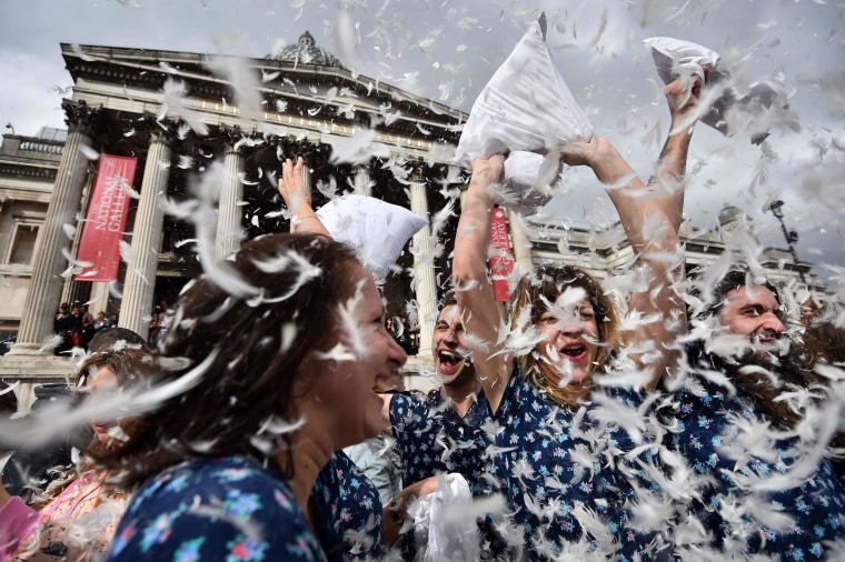 Image: TOPSHOTS-BRITAIN-LIFESTYLE-OFFBEAT-PILLOW FIGHT