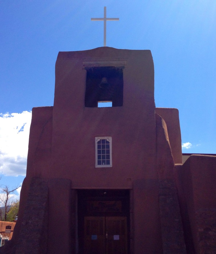 San Miguel Mission, the oldest church in the mainland U.S., was built in the early 1600s by Tlaxcalan Indians from Mexico under the direction of a Franciscan friar, Fray Alonso de Benavides. At the time, New Mexico was part of the Spanish empire.