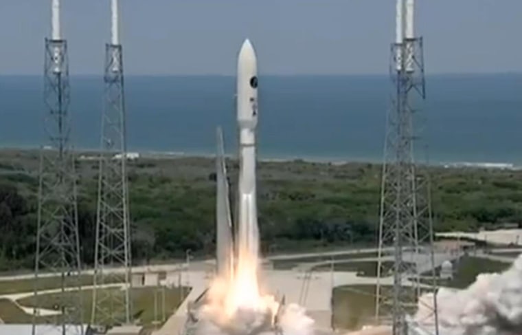 Liftoff! Atlas Rocket Launches U.S. Spy Satellite Into Orbit