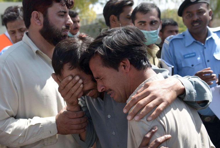 Image: Pakistani mourners grieve the death of relatives