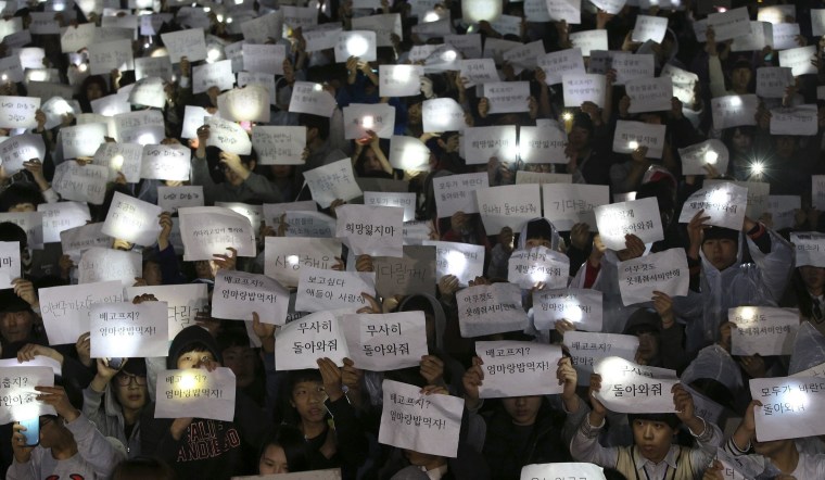 Image: Students hold signs with messages of hope at Danwon High School in Ansan, South Korea