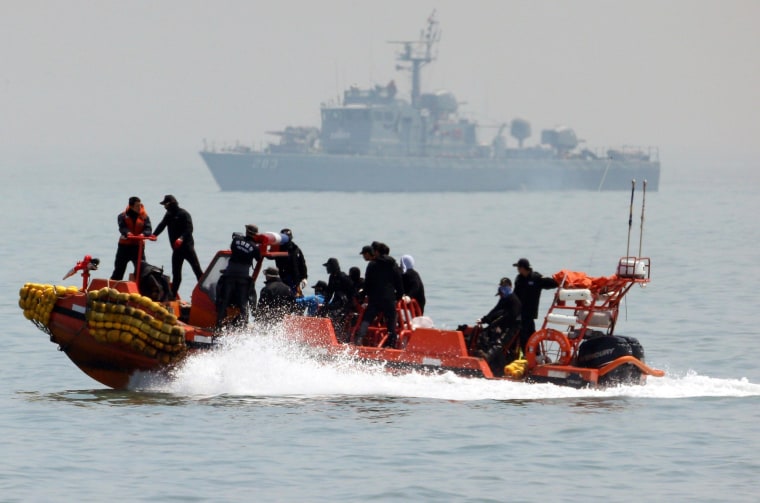 Image: South Korean rescue workers operate around the area where capsized passenger ship Sewol sank during an rescue operation in Jindo