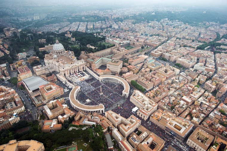 Image: VATICAN-POPE-MASS-CANONISATION-AERIAL