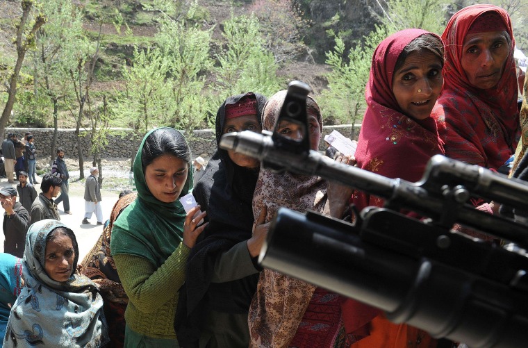 Image: Kashmiri Muslim nomads wait to cast their ballots