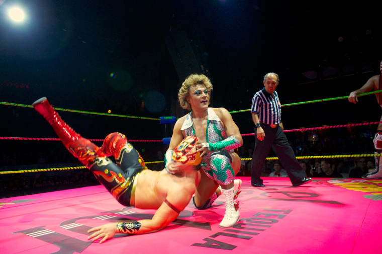 Image: Lucha libre transvestite wrestler Cassandro pulls the mask of wrestler Niebla Roja at the Lucha VaVoom Valentine’s show
