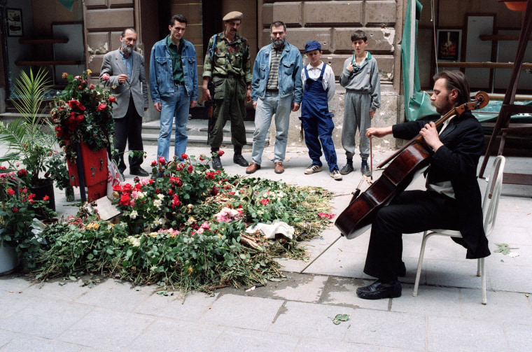 Image: Bosnian cellist Vedran Smajlovic in 1992