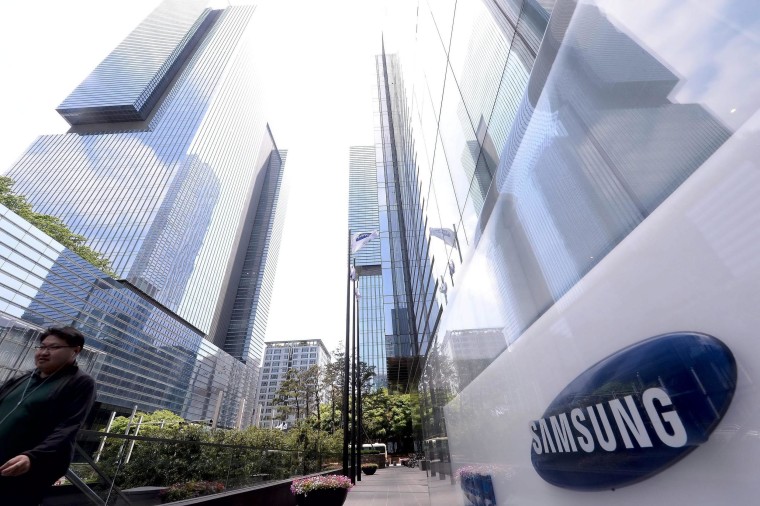 Samsung has promised to compensate workers who contracted cancer at its chip-making plants in South Korea.