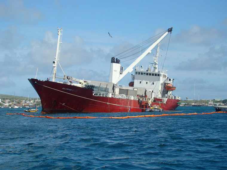 Image: EMERGENCY IN GALAPAGOS FOR A SHIP RUN AGROUND