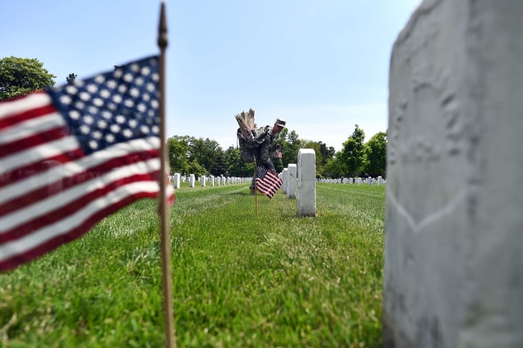 Image: US-MEMORIAL-DAY-CEMETERY-FLAGS