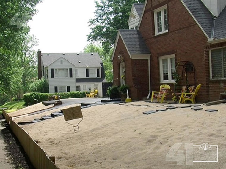 Image: A Kansas City homeowner replaced her lawn with 80 tons of sand