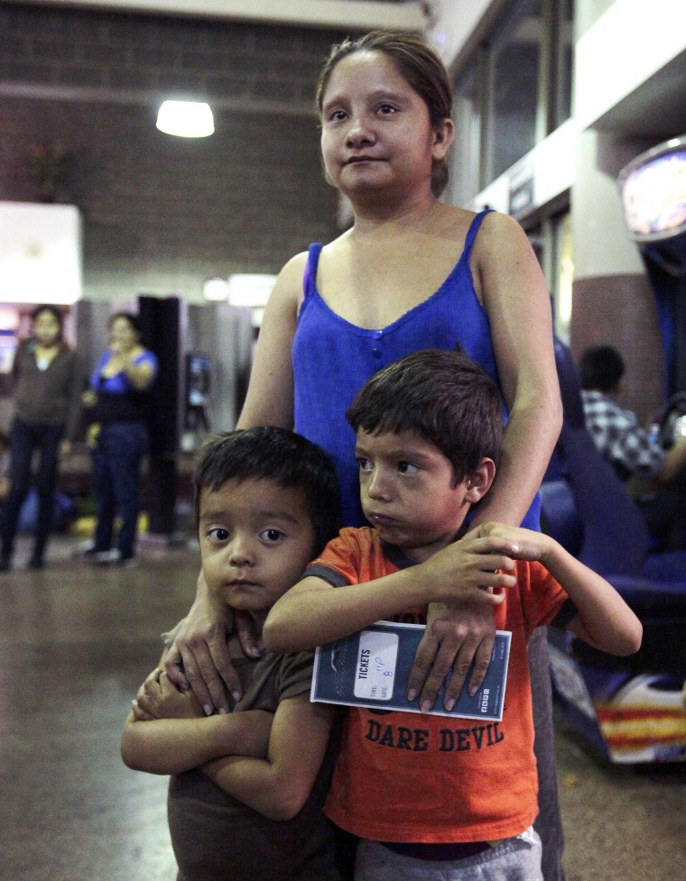 Image: Would-be immigrants left at Phoenix bus station