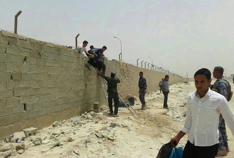 Image: Militants storm university in western Iraq